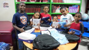 INABIE entrega útiles escolares a estudiantes afectados por lluvias en Santo Domingo