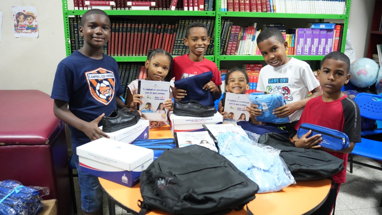 INABIE entrega útiles escolares a estudiantes afectados por lluvias en Santo Domingo