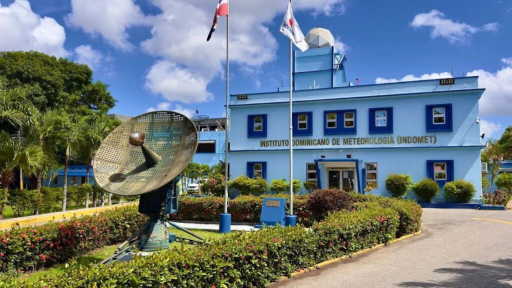 Cielo nublado y lluvias sobre Santo Domingo durante una jornada marcada por chubascos matutinos y aguaceros vespertinos pronosticados por Indomet.