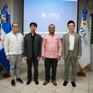 Jimmy Rosario Bernard junto a representantes de Huawei Cloud durante una reunión sobre cooperación tecnológica e inteligencia artificial en el ITLA.