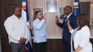 Julio Landrón juramenta a las nuevas autoridades del Hospital Antonio Musa en San Pedro de Macorís.