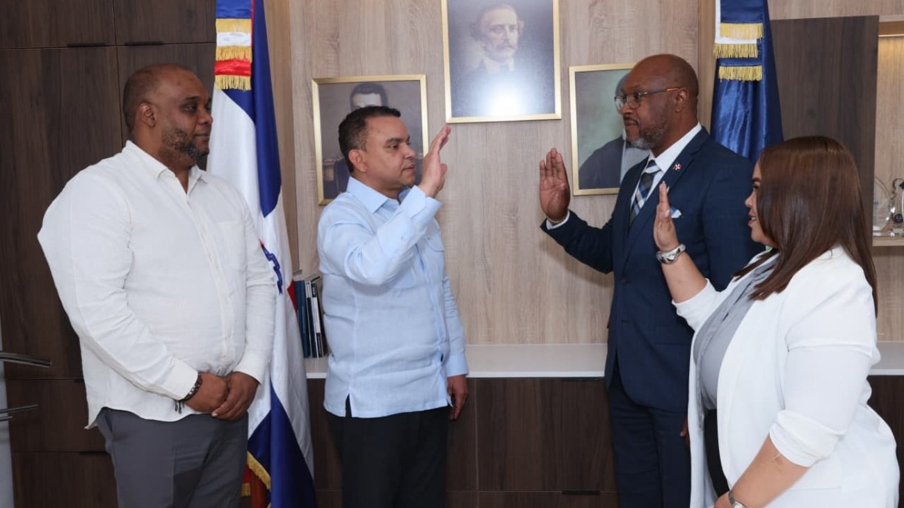 Julio Landrón juramenta a las nuevas autoridades del Hospital Antonio Musa en San Pedro de Macorís.