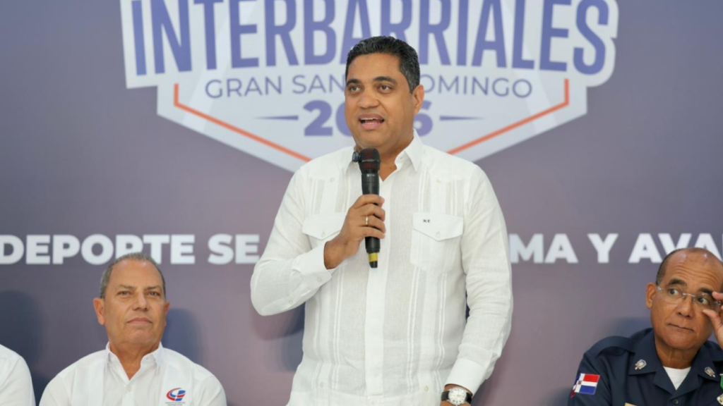 Kelvin Cruz anuncia los Juegos Interbarriales de Baloncesto Sub-20 en Santo Domingo