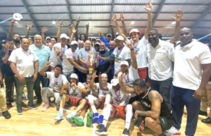 Jugadores de Los Mina celebran el campeonato del TBS Santo Domingo 2026 tras vencer a Trenes en la final.