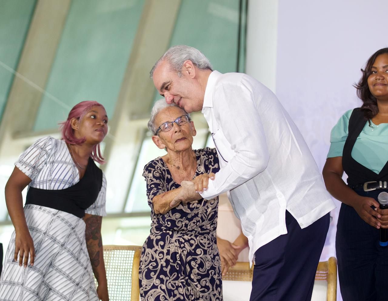 Abinader dialoga con familias beneficiarias de programas sociales de Supérate
