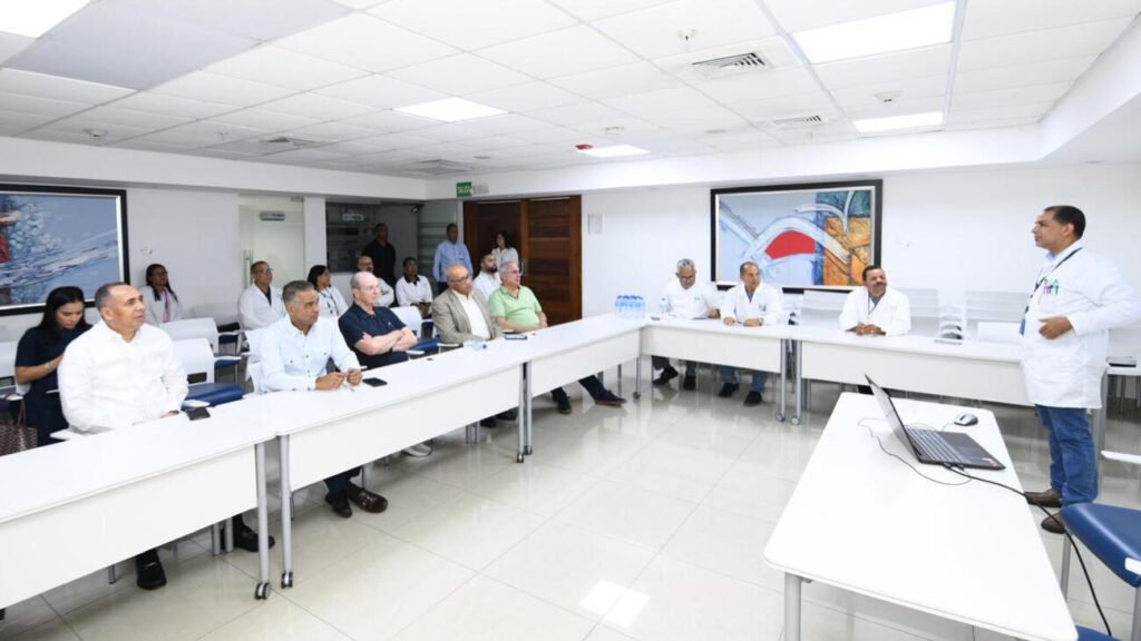 Joel Santos y Nelson Arroyo recorren el Laboratorio de Aduanas, vinculado al desarrollo de tierras raras en República Dominicana.