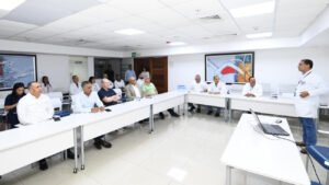 Joel Santos y Nelson Arroyo recorren el Laboratorio de Aduanas, vinculado al desarrollo de tierras raras en República Dominicana.