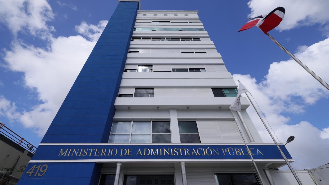 Fachada del Ministerio de Administración Pública en una jornada de medidas especiales por alertas climáticas.