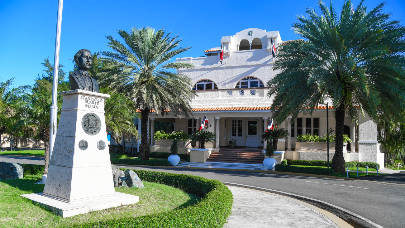 Mirex abre convocatoria al Premio al Emigrante Dominicano Sr. Oscar de la Renta 2026.