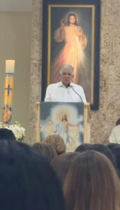 Eduardo Estrella habla durante misa conmemorativa por víctimas vinculadas a la tragedia del Jet Set