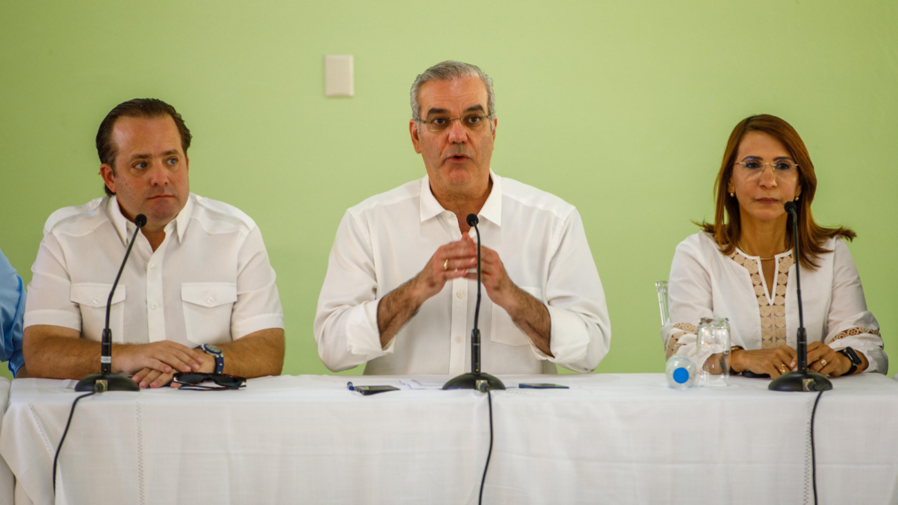 Presidente Luis Abinader supervisa zona afectada por lluvias y anuncia 112 apartamentos en Villa Montellano.