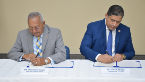 Salvador Ramos y Julián Pérez durante la firma del acuerdo entre ONAPI y CESDN en Santo Domingo Norte
