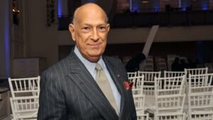 Mirex abre postulaciones al Premio al Emigrante Dominicano SANTO DOMINGO. — El Mirex dejó abierta la convocatoria para postular dominicanos residentes en el exterior a la octava edición del Premio al Emigrante Dominicano Sr. Oscar de la Renta. La convocatoria inició este 29 de abril de 2026. El plazo para presentar propuestas finalizará el 11 de septiembre de 2026, según informó el Ministerio de Relaciones Exteriores. Mirex recibirá postulaciones hasta septiembre El Ministerio de Relaciones Exteriores exhortó a personas e instituciones a presentar candidaturas de dominicanos destacados en el exterior. Las propuestas podrán depositarse en embajadas y consulados dominicanos. También podrán entregarse en las oficinas del Instituto de Dominicanos y Dominicanas en el Exterior (Index). Otra vía disponible es la Dirección de Diplomacia Especializada, ubicada en la Cancillería. Premio reconoce aportes de la diáspora El galardón reconoce a dominicanas, dominicanos y descendientes de primera y segunda generación con trayectoria destacada fuera del país. La distinción valora aportes en áreas científicas, artísticas, humanistas, laborales, profesionales y académicas. También reconoce a quienes contribuyen positivamente a las comunidades donde residen y mantienen vínculos con República Dominicana. Homenaje a Oscar de la Renta El premio está inspirado en la trayectoria del diseñador dominicano Oscar de la Renta. La Cancillería lo presenta como una figura de proyección internacional y ejemplo de marca país. El reconocimiento busca resaltar a emigrantes que proyectan valores positivos de la República Dominicana en el exterior. Información para postular candidatos Para consultar las bases del premio, la Cancillería habilitó el portal oficial: www.premioemigrantedominicano.gob.do También están disponibles los teléfonos 1-809-987-7001, extensiones 7761, 7769, 7427 y 7190. El contacto por WhatsApp es 1-829-257-4258.
