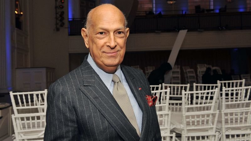 Mirex abre postulaciones al Premio al Emigrante Dominicano SANTO DOMINGO. — El Mirex dejó abierta la convocatoria para postular dominicanos residentes en el exterior a la octava edición del Premio al Emigrante Dominicano Sr. Oscar de la Renta. La convocatoria inició este 29 de abril de 2026. El plazo para presentar propuestas finalizará el 11 de septiembre de 2026, según informó el Ministerio de Relaciones Exteriores. Mirex recibirá postulaciones hasta septiembre El Ministerio de Relaciones Exteriores exhortó a personas e instituciones a presentar candidaturas de dominicanos destacados en el exterior. Las propuestas podrán depositarse en embajadas y consulados dominicanos. También podrán entregarse en las oficinas del Instituto de Dominicanos y Dominicanas en el Exterior (Index). Otra vía disponible es la Dirección de Diplomacia Especializada, ubicada en la Cancillería. Premio reconoce aportes de la diáspora El galardón reconoce a dominicanas, dominicanos y descendientes de primera y segunda generación con trayectoria destacada fuera del país. La distinción valora aportes en áreas científicas, artísticas, humanistas, laborales, profesionales y académicas. También reconoce a quienes contribuyen positivamente a las comunidades donde residen y mantienen vínculos con República Dominicana. Homenaje a Oscar de la Renta El premio está inspirado en la trayectoria del diseñador dominicano Oscar de la Renta. La Cancillería lo presenta como una figura de proyección internacional y ejemplo de marca país. El reconocimiento busca resaltar a emigrantes que proyectan valores positivos de la República Dominicana en el exterior. Información para postular candidatos Para consultar las bases del premio, la Cancillería habilitó el portal oficial: www.premioemigrantedominicano.gob.do También están disponibles los teléfonos 1-809-987-7001, extensiones 7761, 7769, 7427 y 7190. El contacto por WhatsApp es 1-829-257-4258.