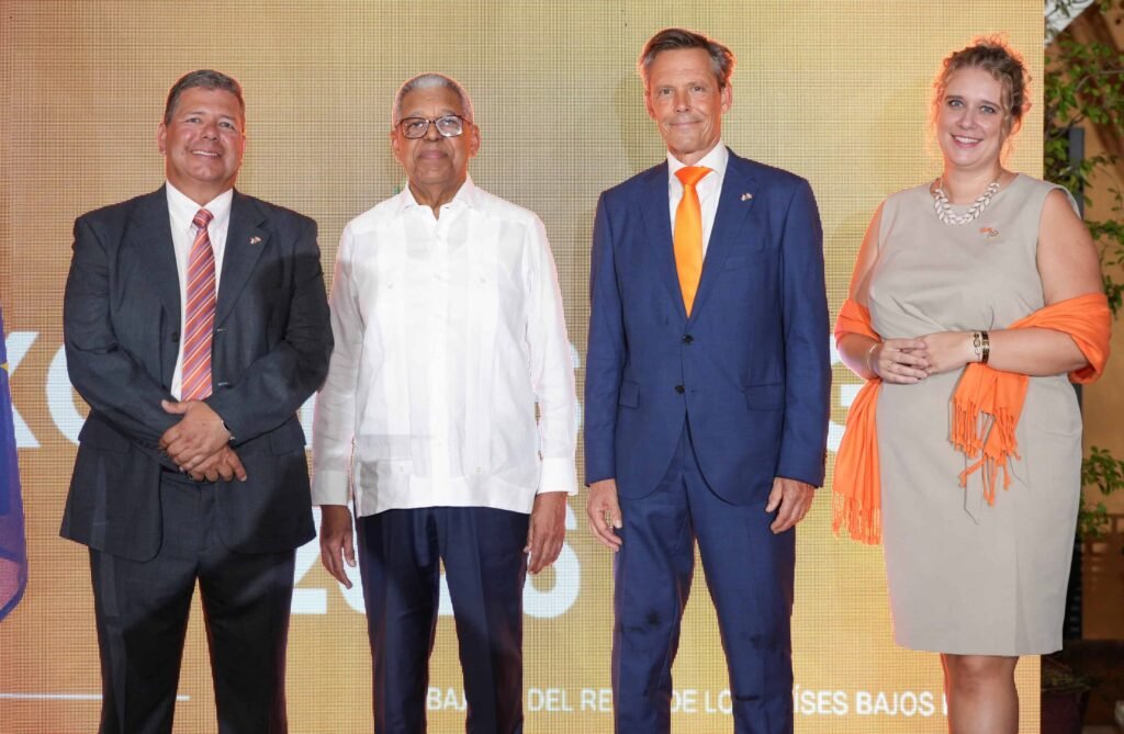 Rubén Silié y Frank Keurhorst durante la celebración del Día del Rey de los Países Bajos en República Dominicana.