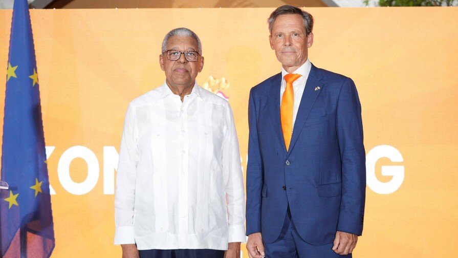 Rubén Silié y Frank Keurhorst durante la celebración del Día del Rey de los Países Bajos en República Dominicana.