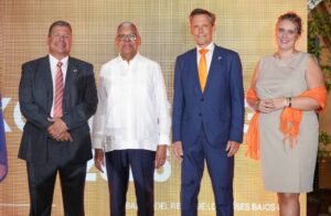 Rubén Silié y Frank Keurhorst durante la celebración del Día del Rey de los Países Bajos en República Dominicana.