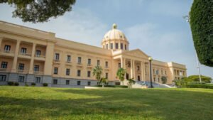 Luis Abinader en una imagen institucional vinculada al decreto que declara emergencia regional en varias demarcaciones del país.