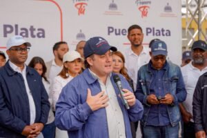 José Ignacio Paliza y Robert Polanco durante una jornada social de Propeep en Villa Montellano tras las lluvias.