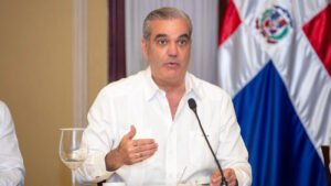 Luis Abinader encabeza reunión con empresarios sobre precios de combustibles en el Palacio Nacional.