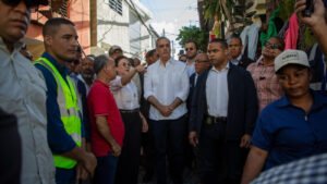 Luis Abinader y Carolina Mejía durante una visita a Los Platanitos tras las lluvias y las inundaciones.