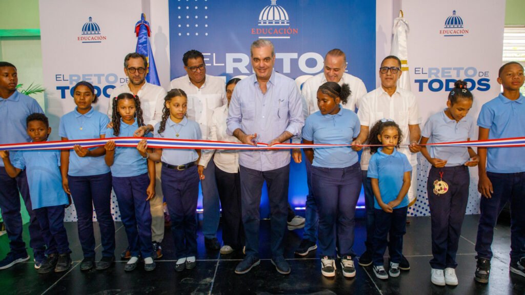 Luis Abinader inaugura el Liceo Copeyito en Río San Juan, provincia María Trinidad Sánchez.