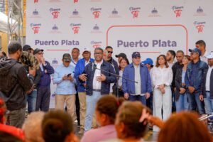 José Ignacio Paliza y Robert Polanco durante una jornada social de Propeep en Villa Montellano tras las lluvias.