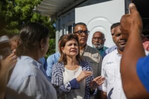 Raquel Peña durante una visita a comunidades afectadas por lluvias en Bahoruco.