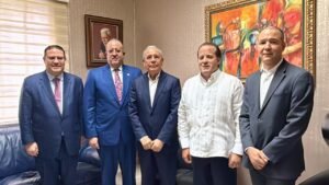 José Ignacio Paliza, Danilo Medina y dirigentes del PLD durante una reunión política a puertas cerradas sobre la crisis global y su impacto económico en República Dominicana.