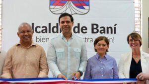 Roberto Ángel Salcedo inaugura la Escuela de Bellas Artes de Baní junto a autoridades locales y culturales.