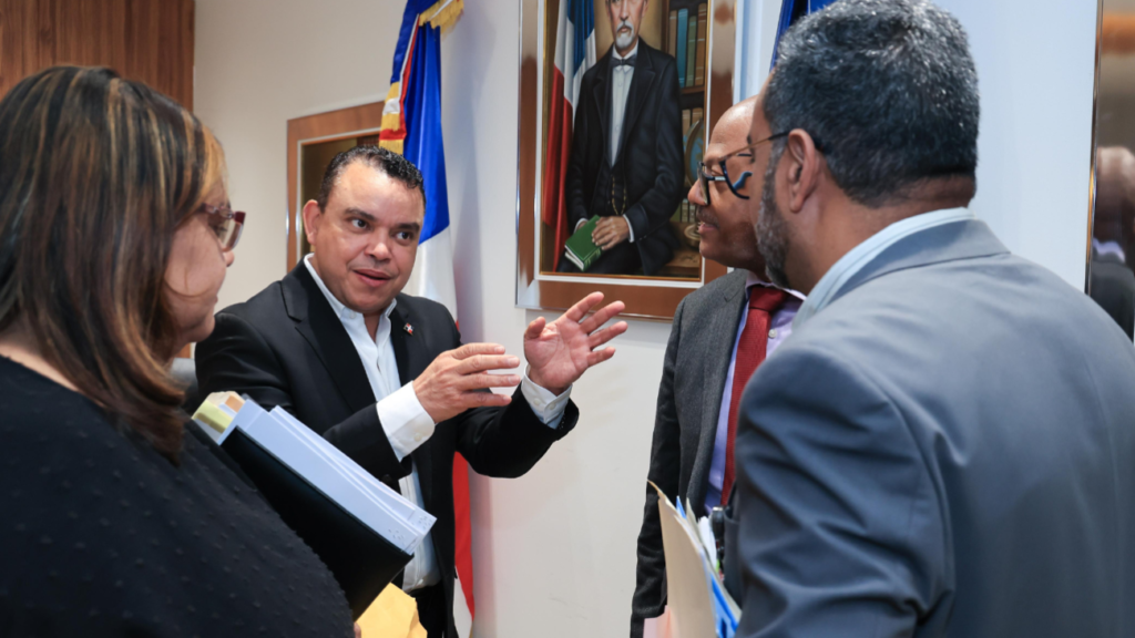 Julio Landrón y Luis Peña Núñez durante reunión sobre nombramientos de profesionales de la salud en la Red Pública.