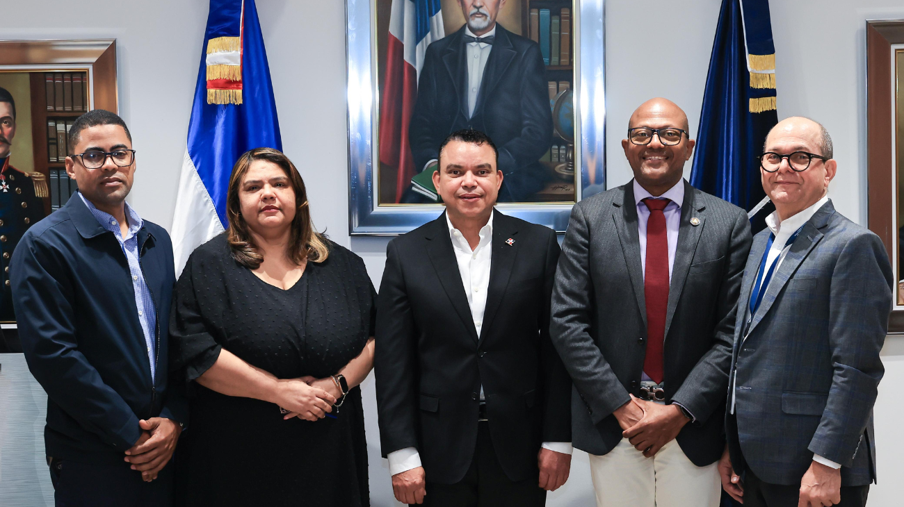 Julio Landrón y Luis Peña Núñez durante reunión sobre nombramientos de profesionales de la salud en la Red Pública.
