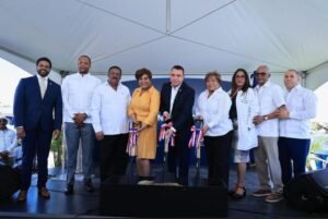Julio Landrón durante el primer palazo del hospital pediátrico en Boca Chica.
