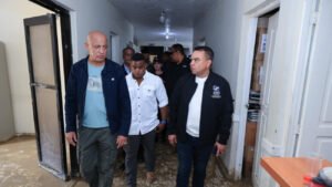 Julio Landrón supervisa el Hospital Municipal Dolores de la Cruz en Montellanos tras las inundaciones.