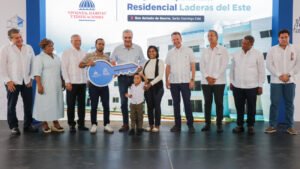 Presidente Luis Abinader entrega apartamentos del proyecto Laderas del Este en San Antonio de Guerra.