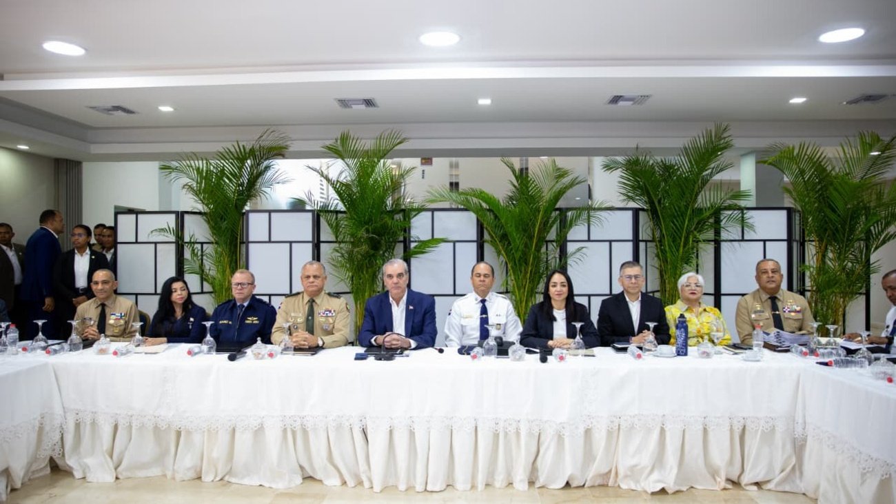Luis Abinader encabeza reunión del Plan de Seguridad Ciudadana en el Palacio de la Policía Nacional