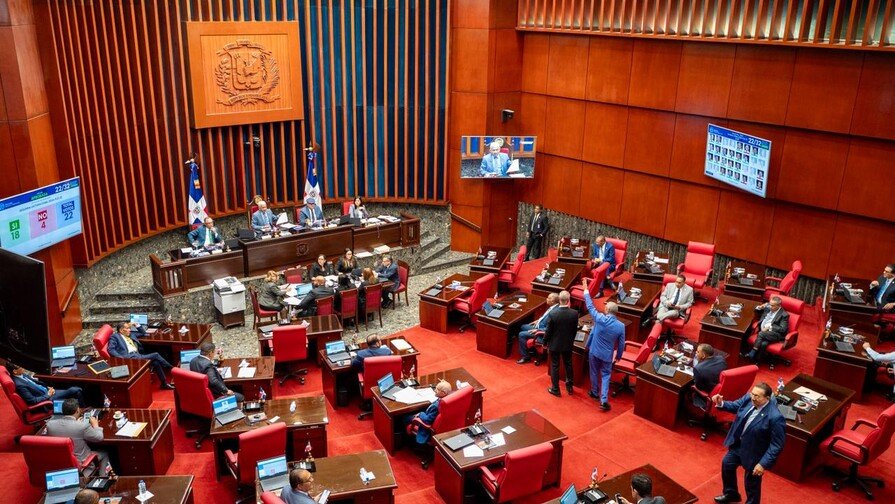 Comisión especial del Senado reunida para estudiar el proyecto sobre financiamiento político y control de recursos ilícitos.