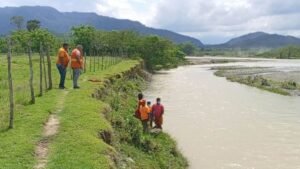 Miembros de la Defensa Civil durante labores de rescate en el río Yuna, en Monseñor Nouel.