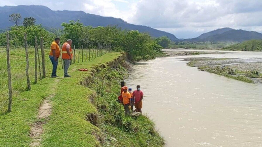 Miembros de la Defensa Civil durante labores de rescate en el río Yuna, en Monseñor Nouel.