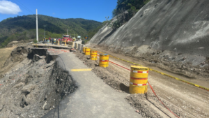 Señalización de cierre en la carretera Ocoa-Cruce de Ocoa por construcción de paso provisional.