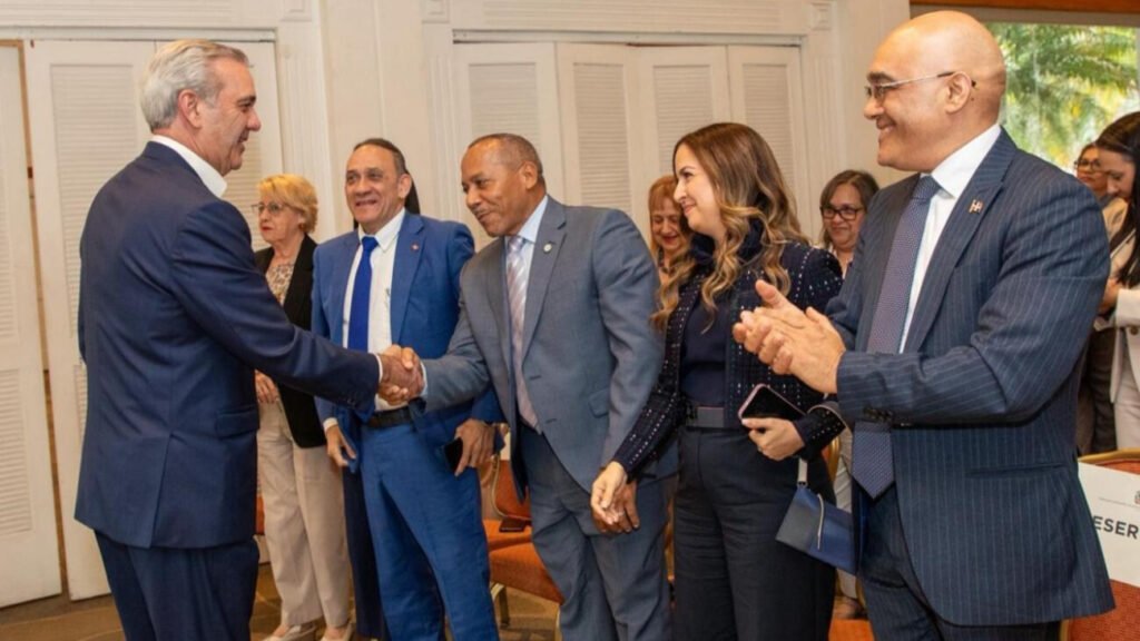 Abinader se reúne con la diáspora dominicana en Costa Rica