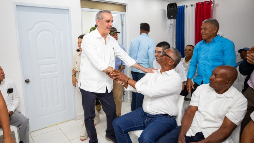 Presidente Luis Abinader se reúne con productores afectados por lluvias en la Línea Noroeste.