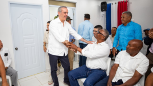 Presidente Luis Abinader se reúne con productores afectados por lluvias en la Línea Noroeste.