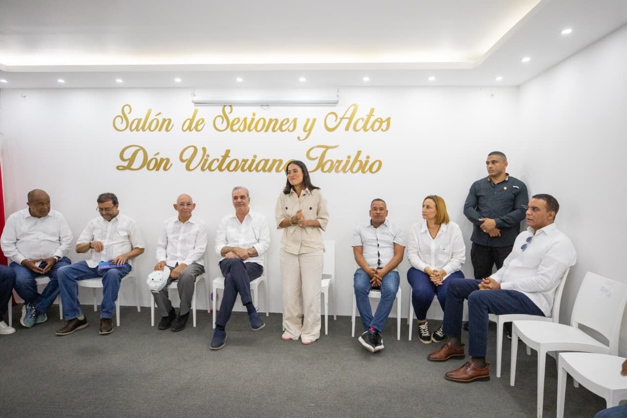El presidente Luis Abinader encabezó un encuentro con productores de arroz, banano y otros rubros afectados por las lluvias en Dajabón, Montecristi y Valverde.