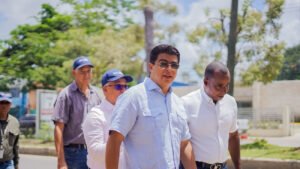 Operativo de la CAASD en Cuesta Hermosa para mejorar agua potable y drenaje pluvial.