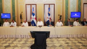 Presidente Luis Abinader encabeza reunión con transportistas para evitar aumentos en el transporte público.