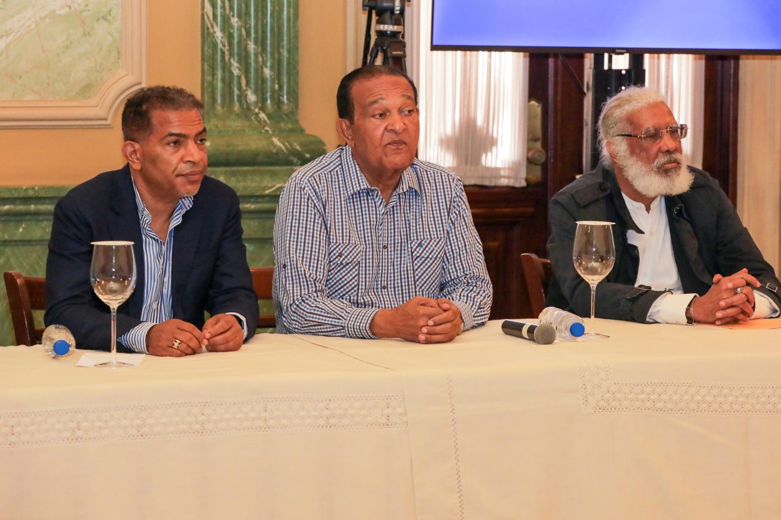 Presidente Luis Abinader encabeza reunión con transportistas para evitar aumentos en el transporte público.
