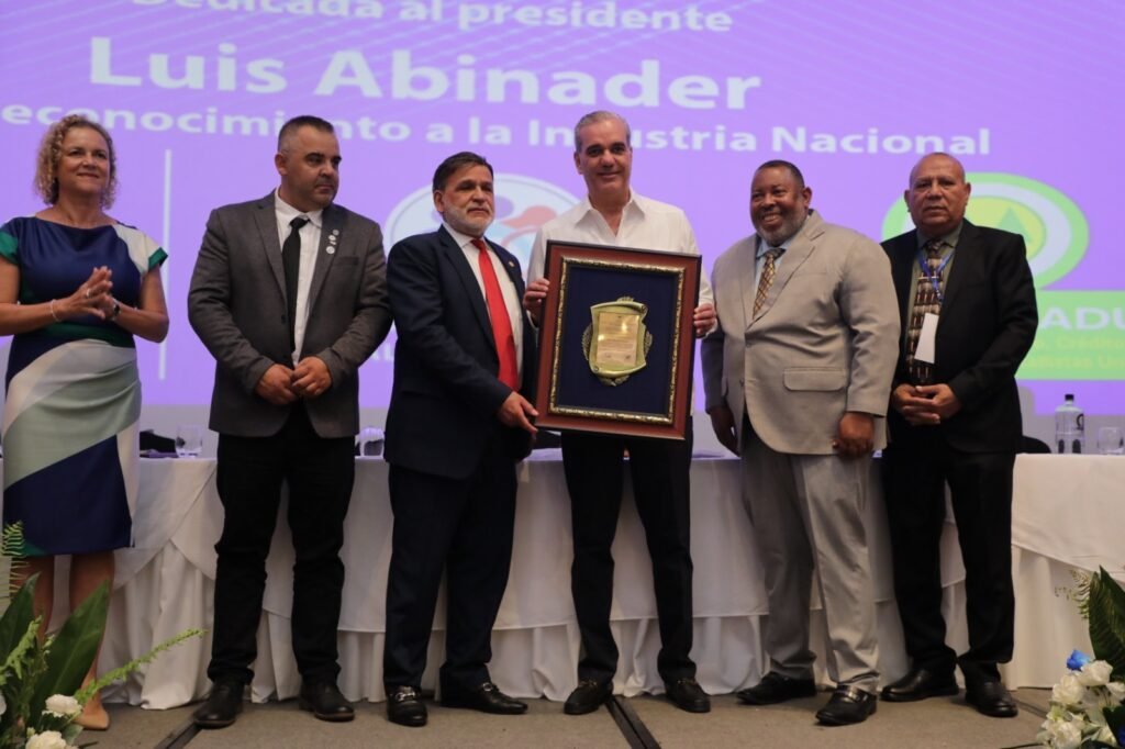 Precios esenciales se mantienen estables en República Dominicana durante acto de la CNDU con el presidente Luis Abinader.