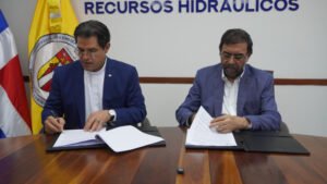 INDRHI y PUCMM firman acuerdo para fortalecer la gestión sostenible del agua.