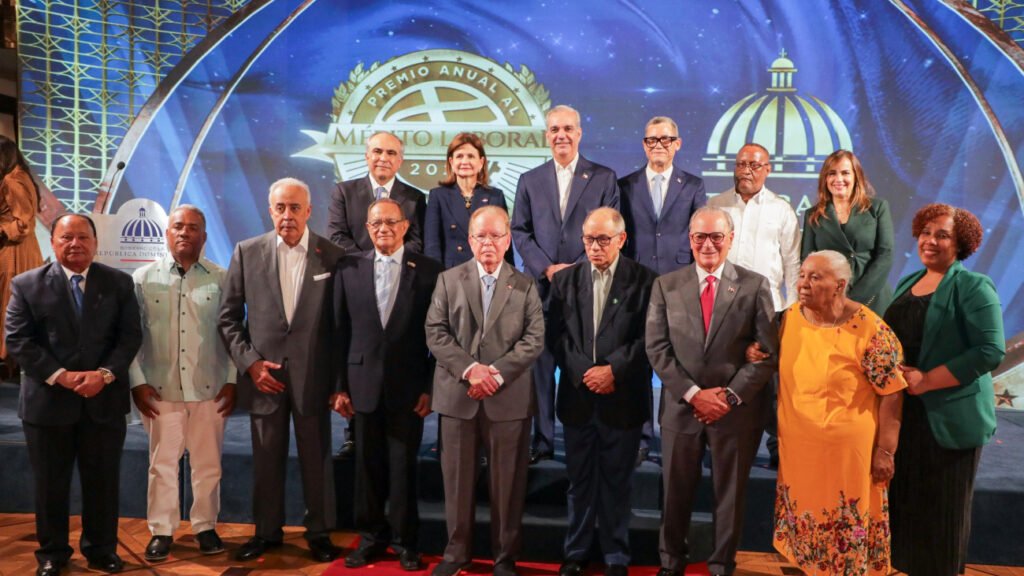 Presidente Luis Abinader encabeza primera edición del Premio Anual al Mérito Laboral junto a empresarios y sindicalistas.